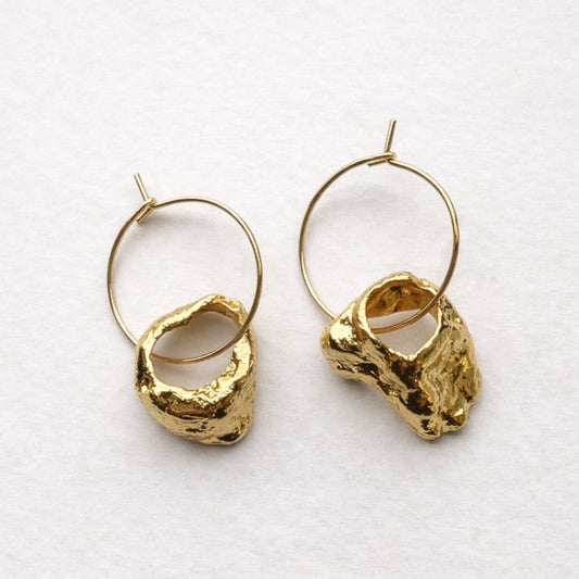 Broken Oyster Shell Wire Hoop Earrings (Gold)