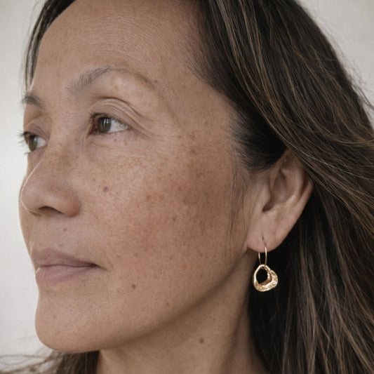 Broken Oyster Shell Wire Hoop Earrings (Gold)