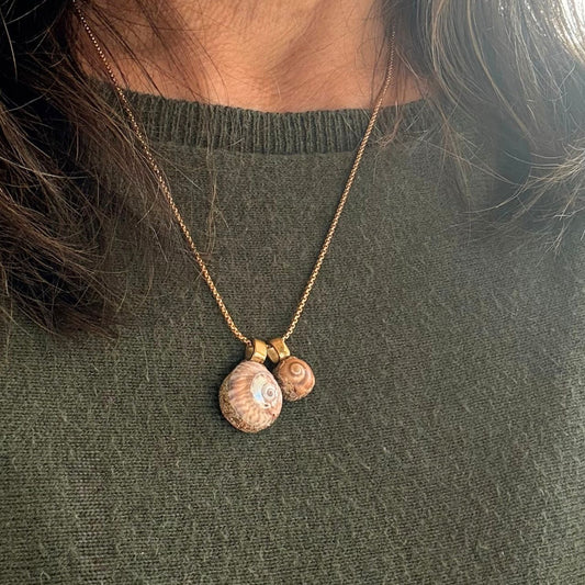 Pinwheel Pair Shell Story Necklace (Gold)