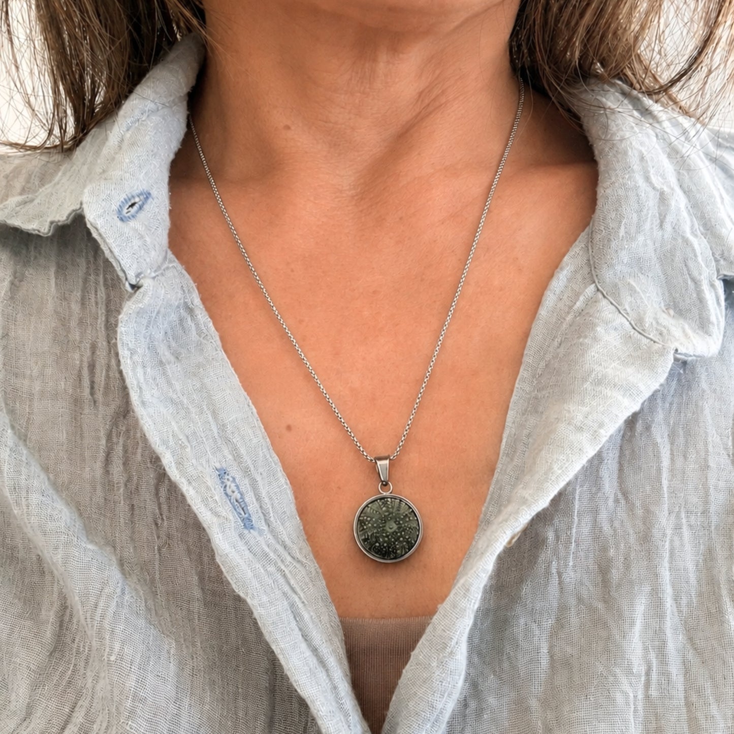 Whole Kina Round Setting Pendant (Silver)