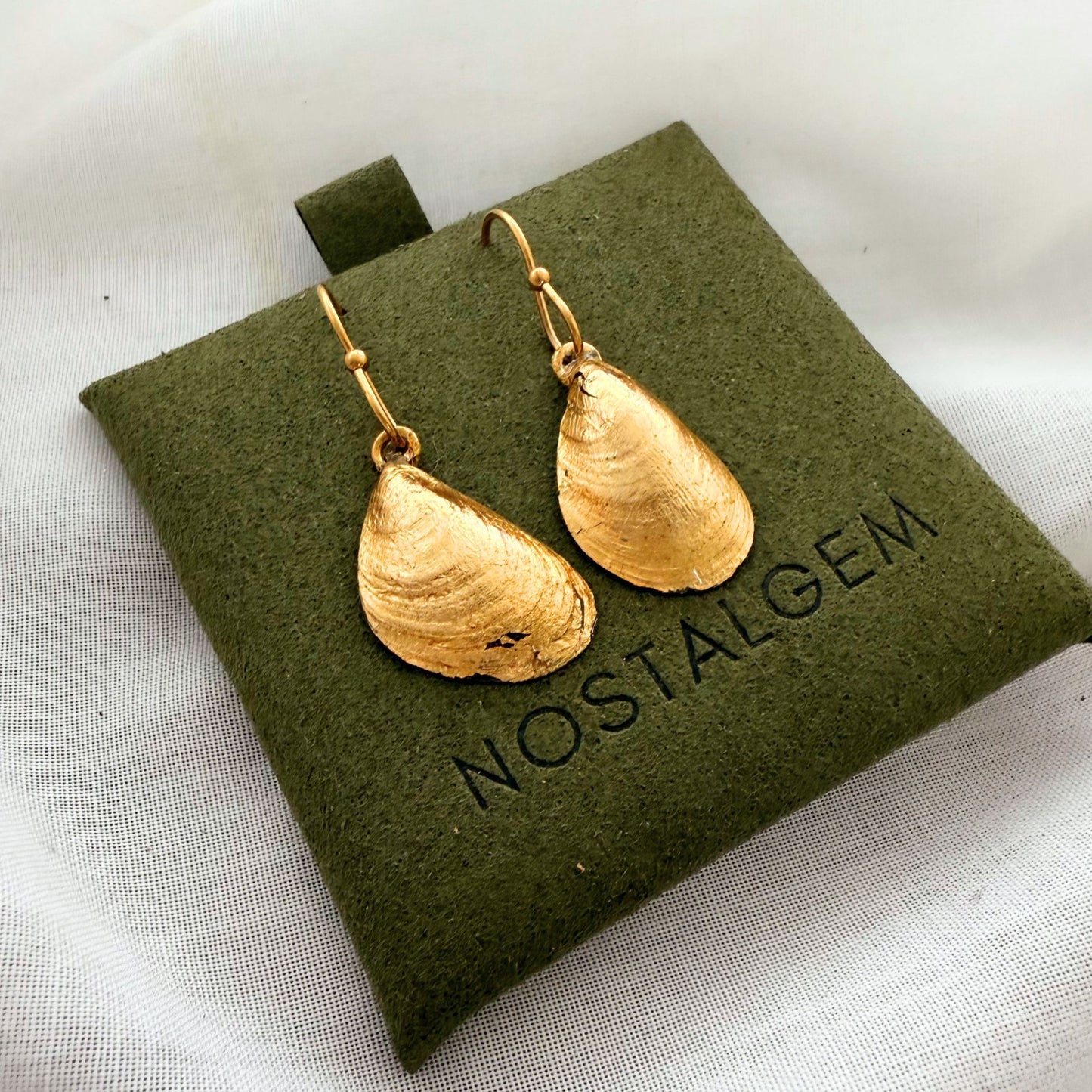 Mussell Shell Gold Hook Earrings (Goldleaf)