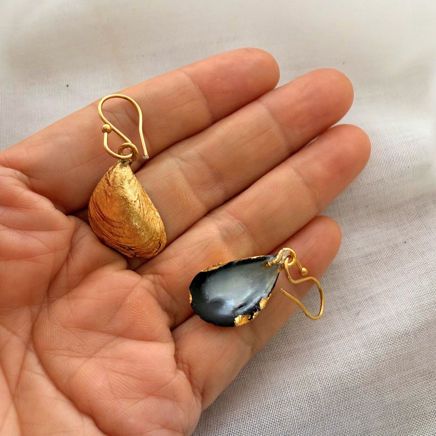 Mussell Shell Gold Hook Earrings (Goldleaf)