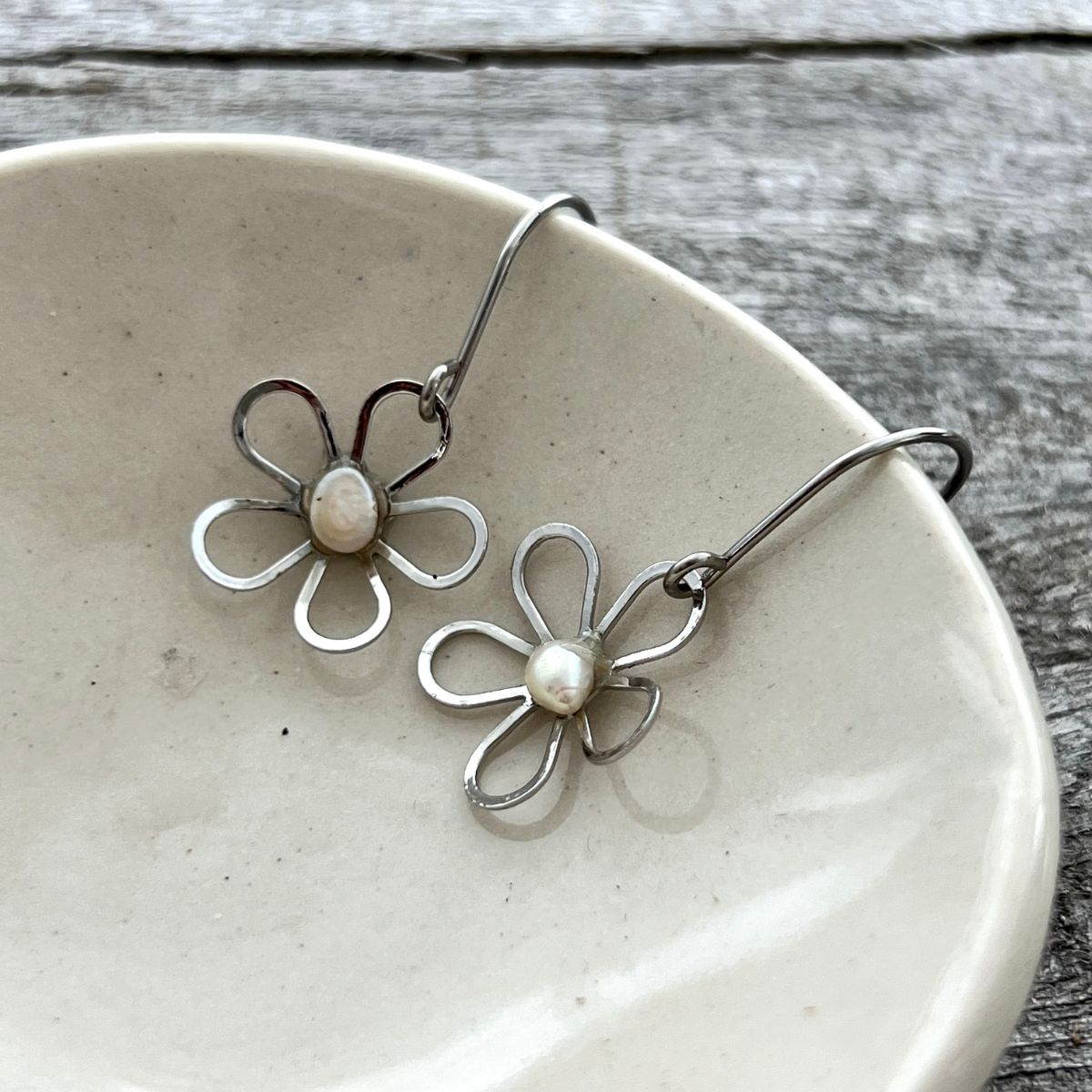 BCFM Early Bird Day 3 (20 Nov): (BF03) Manuka Flower Outline with Pearl Hook Earrings