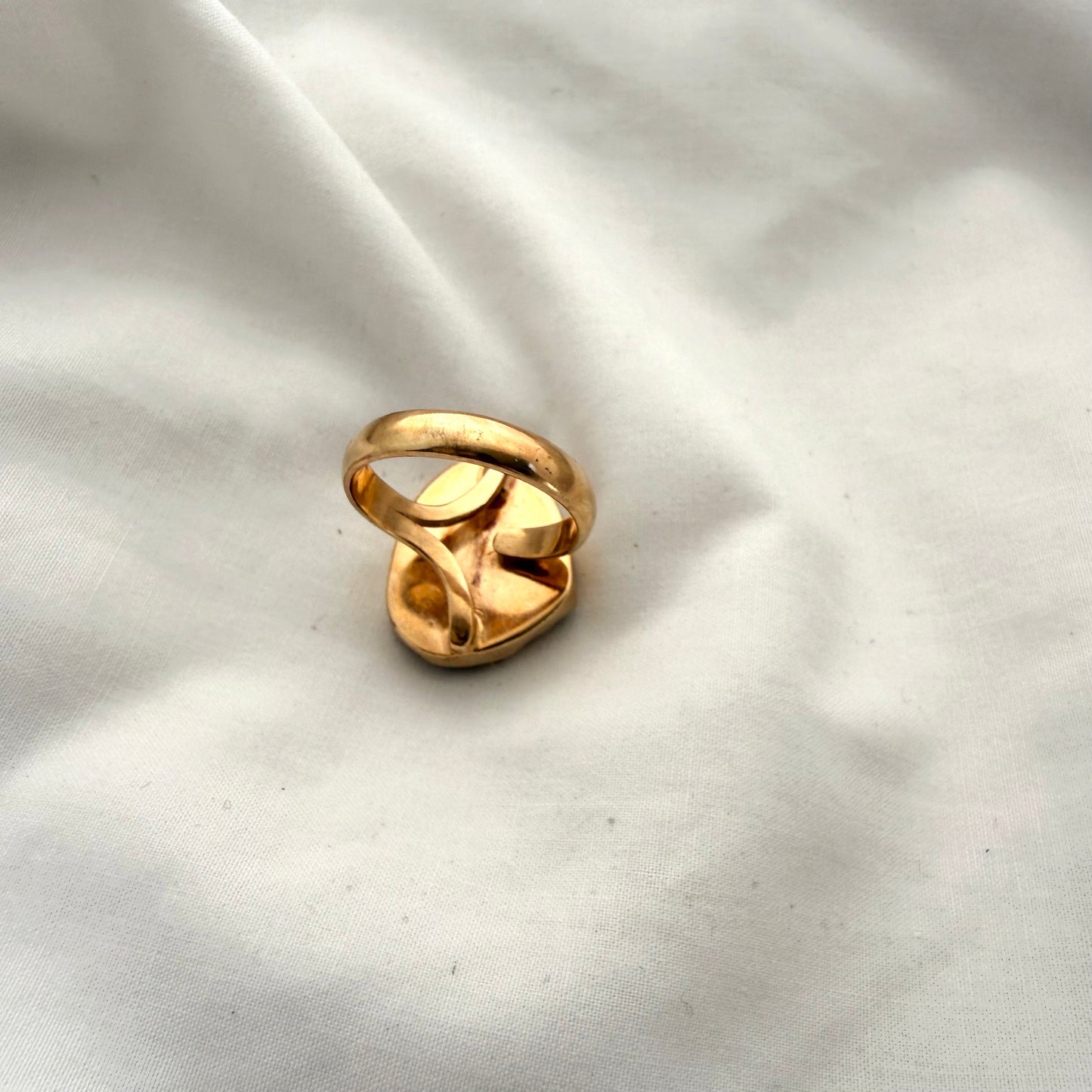 Broken kina shell fragment ring, adjustable band detail