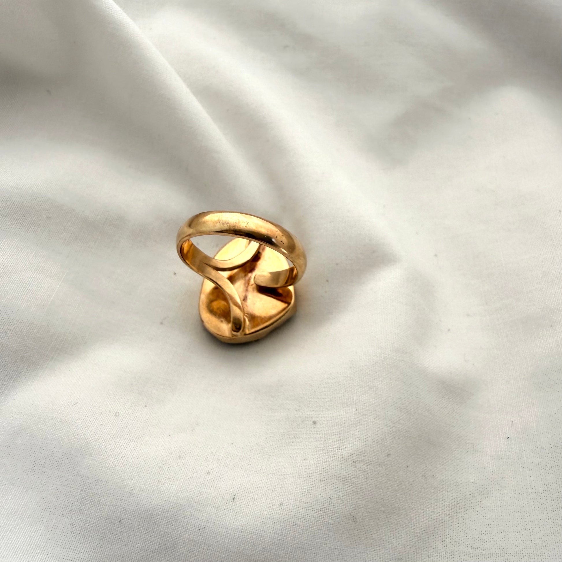 Broken kina shell fragment ring, adjustable band detail