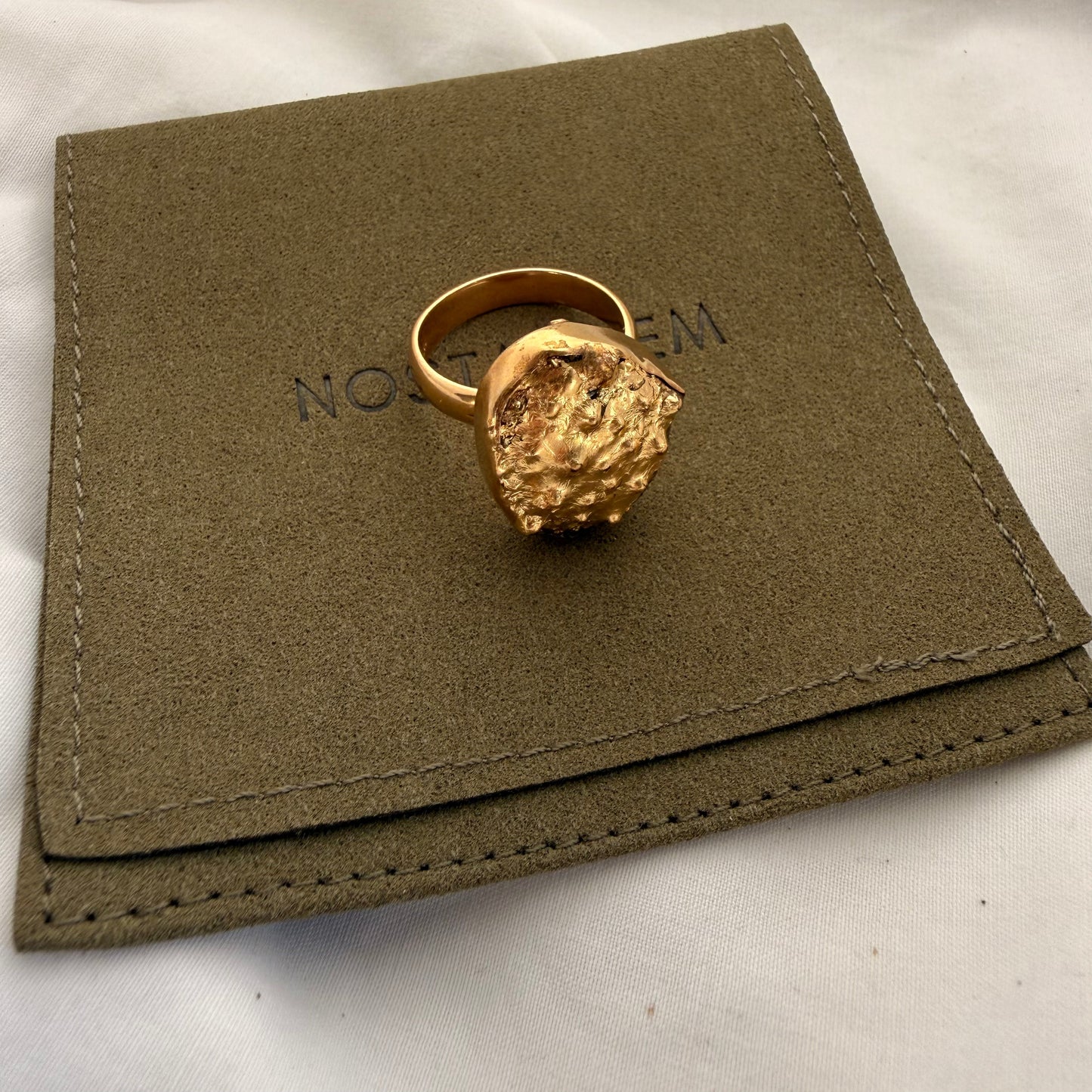 Broken kina shell fragment ring styled shot