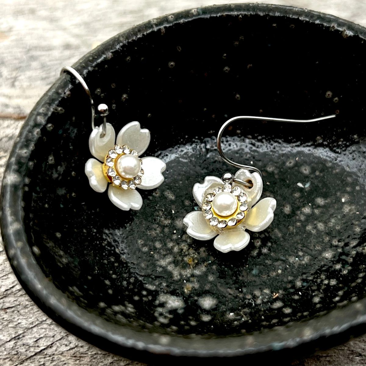 SS03 - Manuka Flower WIth Pearl Hook Earrings