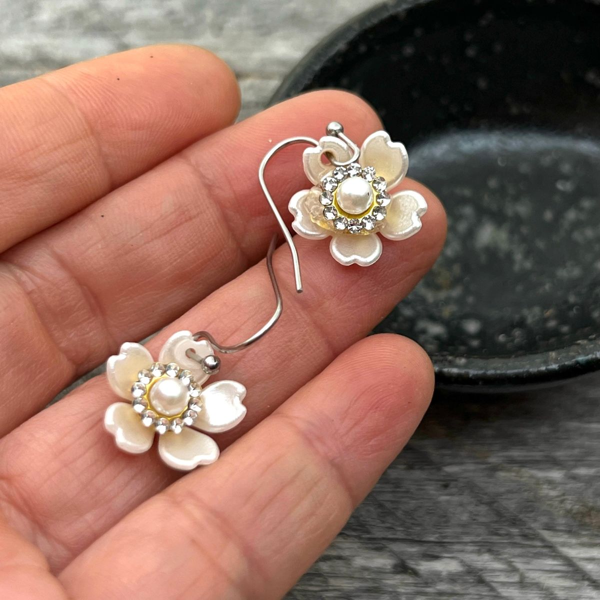 SS03 - Manuka Flower WIth Pearl Hook Earrings